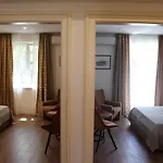 Apartman Mimica, Center Split
