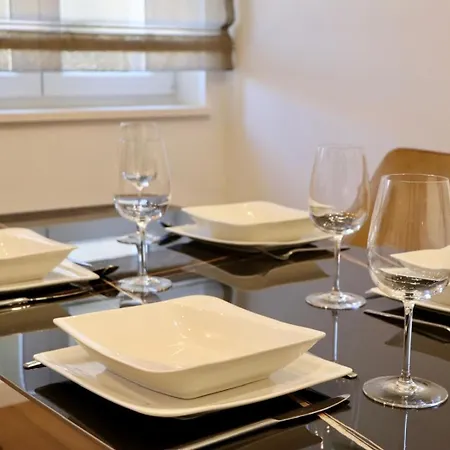 Apartman Mimica, Center Split