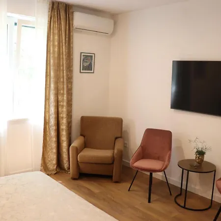 Mimica, Center * Split